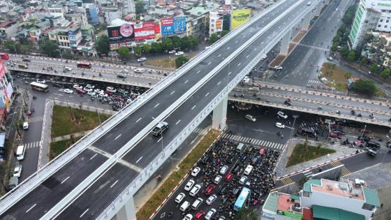 Góc nhìn từ dưới cầu vượt Ngã tư Sở, Thanh Xuân, Hà Nội, cho thấy cấu trúc phức tạp của nút giao thông này.